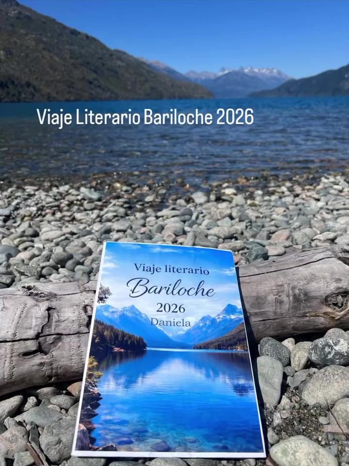 Cuaderno de viaje personalizado con la tapa Viaje literario Bariloche 2026, apoyado sobre piedras.